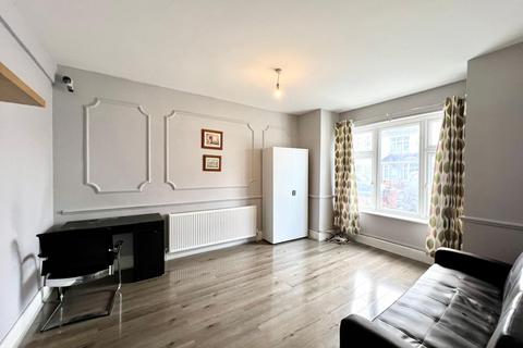 6 bedroom terraced house to rent, Redmead Road, Hayes UB3