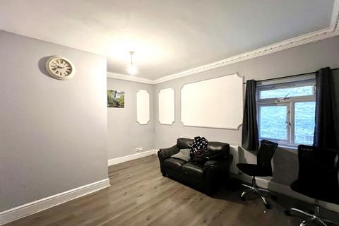 6 bedroom terraced house to rent, Redmead Road, Hayes UB3