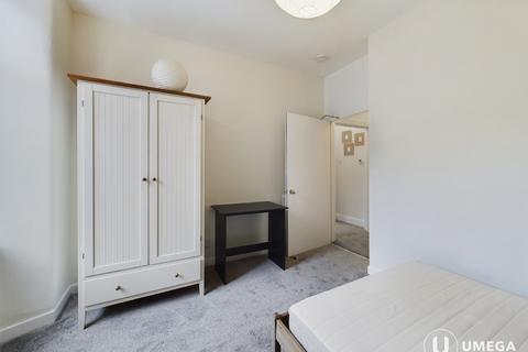 3 bedroom apartment to rent, Newton Street, Gorgie, Edinburgh, EH11