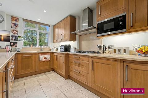 4 bedroom semi-detached house for sale, Lakenheath, London