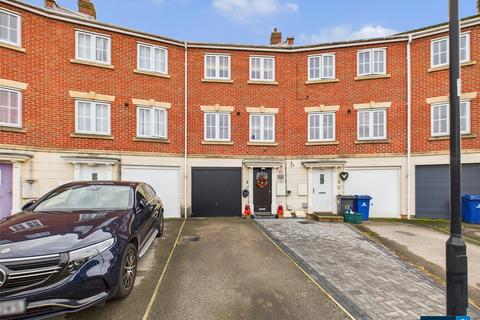 3 bedroom townhouse for sale, Jenkinson Grove, Armthorpe, Doncaster, South Yorkshire, DN3