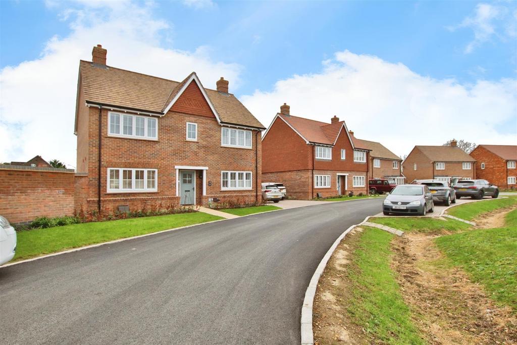 4 bedroom detached family home available to let
