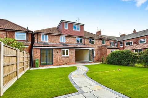 4 bedroom semi-detached house to rent, Moorland Road, York