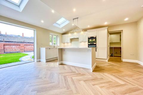 4 bedroom semi-detached house to rent, Moorland Road, York