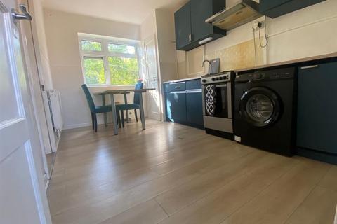 3 bedroom semi-detached house to rent, Tudor Crescent, Ilford IG6