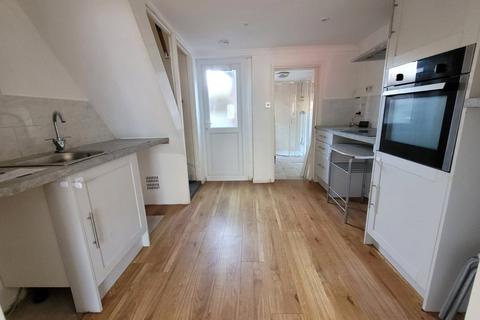 2 bedroom house to rent, Arnold Street, Suffolk NR32