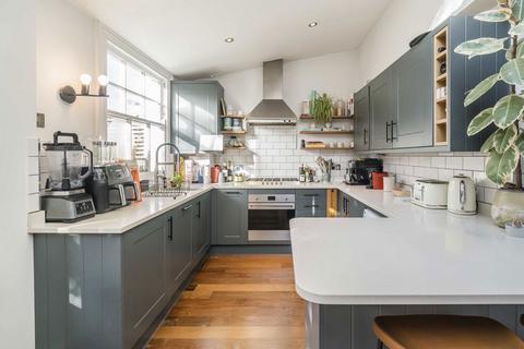 2 bedroom flat to rent, Dafforne Road, London SW17
