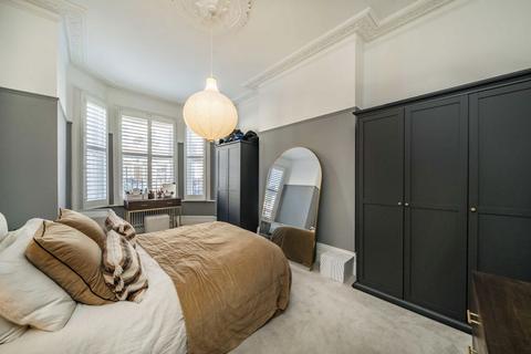 2 bedroom flat to rent, Dafforne Road, London SW17