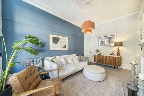2 bedroom flat to rent, Dafforne Road, London SW17