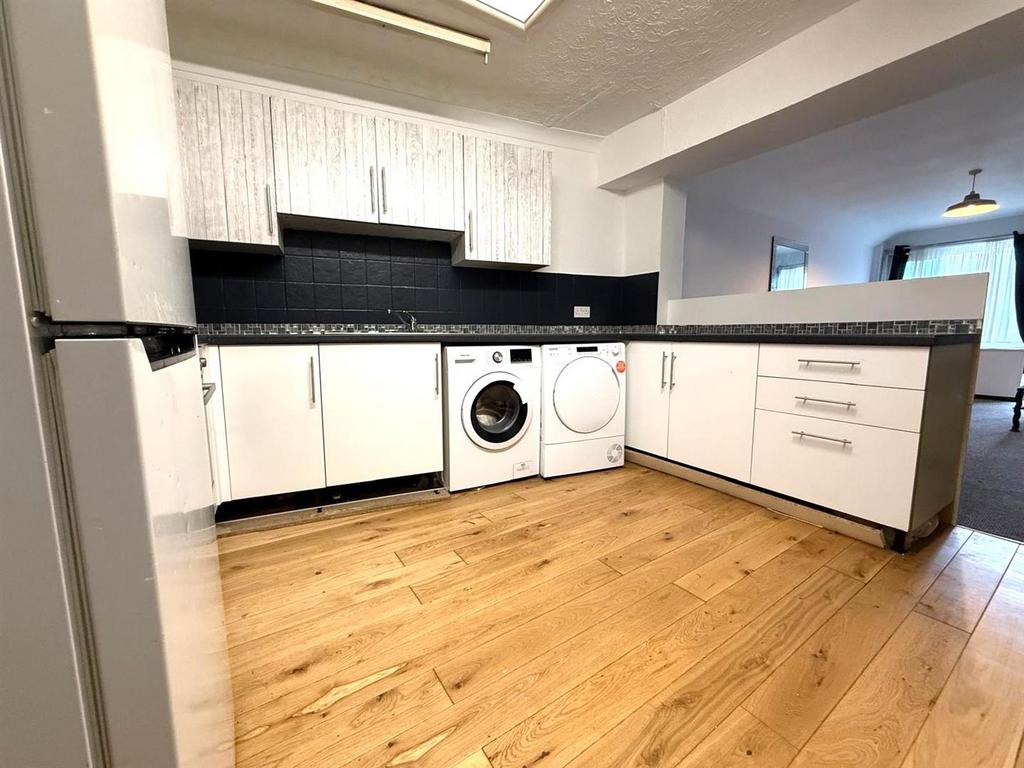 Kitchen 2.jpg