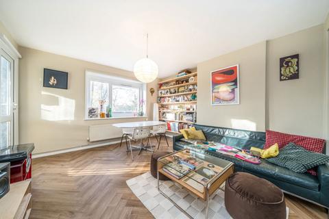 3 bedroom flat to rent, High Trees, London SW2