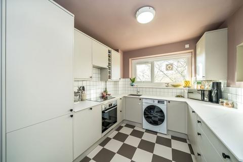 3 bedroom flat to rent, High Trees, London SW2