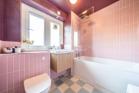 3 bedroom flat to rent, High Trees, London SW2