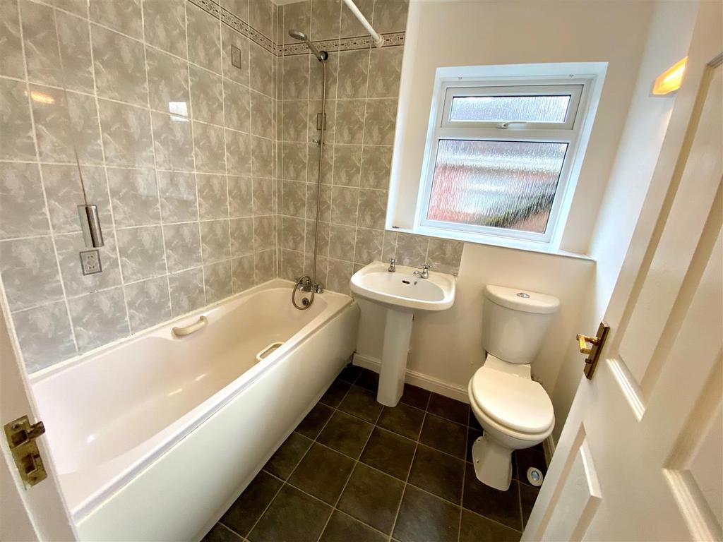 18 clos bathroom.jpg