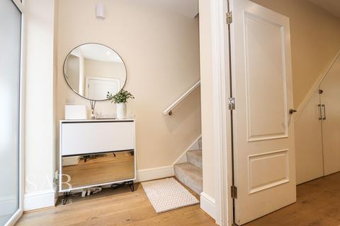 5 bedroom terraced house to rent, Lordship Road, Northolt, UB5
