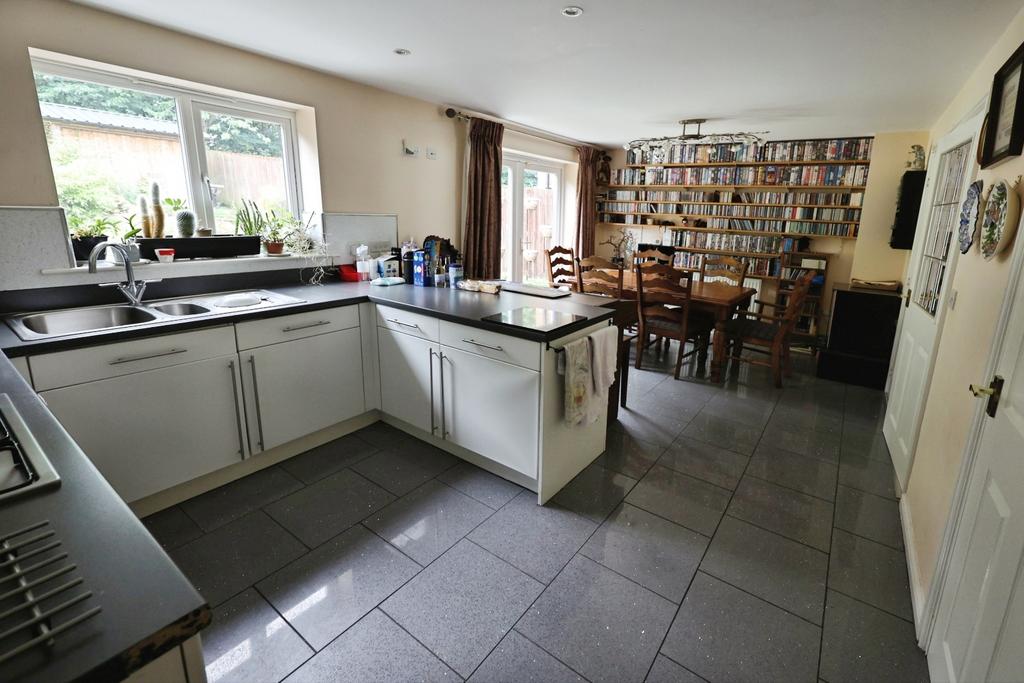 Pbox-kitchen-333400.JPG