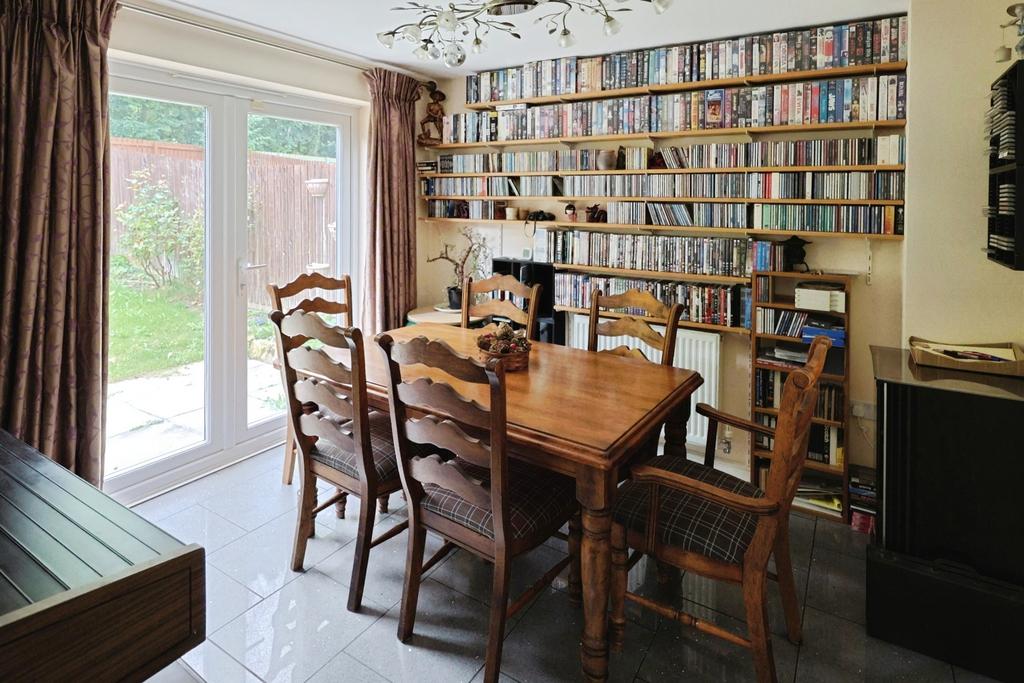 Pbox-dining room-333400.JPG