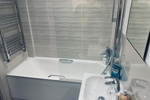 2 bedroom flat share to rent, Clockhouse Avenue, Barking IG11