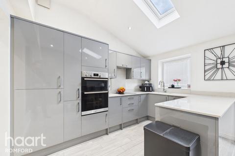 3 bedroom end of terrace house for sale, Ferndale Road, Romford, RM5 3ER