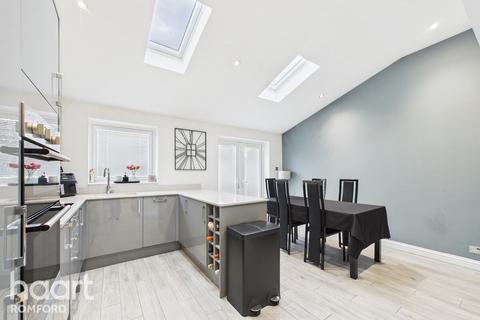 3 bedroom end of terrace house for sale, Ferndale Road, Romford, RM5 3ER