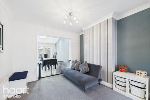 3 bedroom end of terrace house for sale, Ferndale Road, Romford, RM5 3ER