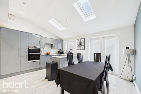 9 Ferndale Road, Romford, RM5 3ER