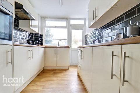 4 bedroom terraced house for sale, Birdbrook Close, Dagenham