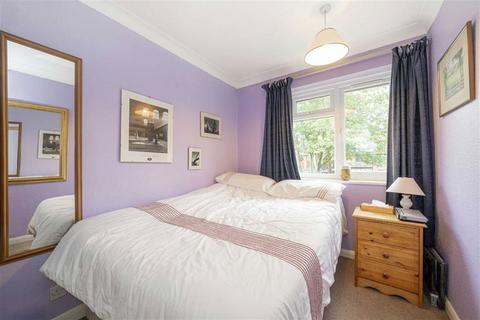 undefined, Cadogan Close, Teddington TW11