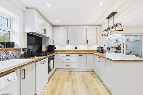 4 bedroom semi-detached house for sale, Brackley Road, Hazlemere
