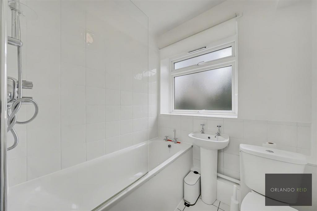 Flat 13, St Anthonys Court SW12 8 NS-2.jpg
