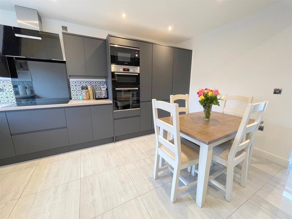 6lyn16.jpg