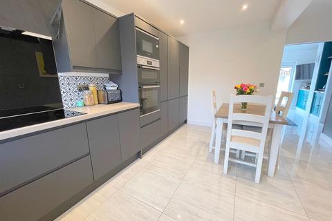 6 Lyndale Close, Leek, ST13 5AQ