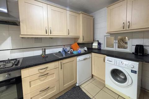 3 bedroom end of terrace house to rent, Quintrell Close, Woking GU21