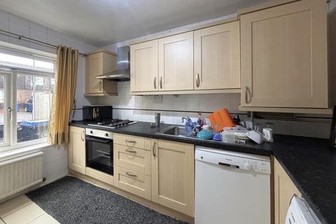 3 bedroom end of terrace house to rent, Quintrell Close, Woking GU21