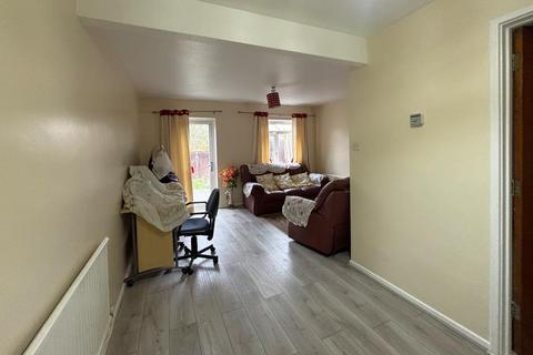 3 bedroom end of terrace house to rent, Quintrell Close, Woking GU21