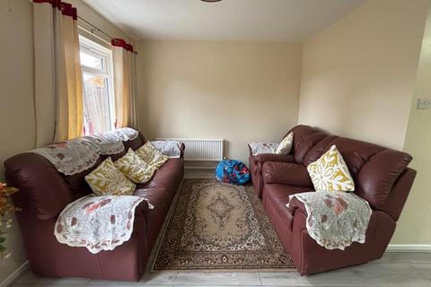 3 bedroom end of terrace house to rent, Quintrell Close, Woking GU21