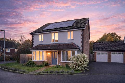 4 bedroom detached house for sale, Orchard Close, Burgess Hill