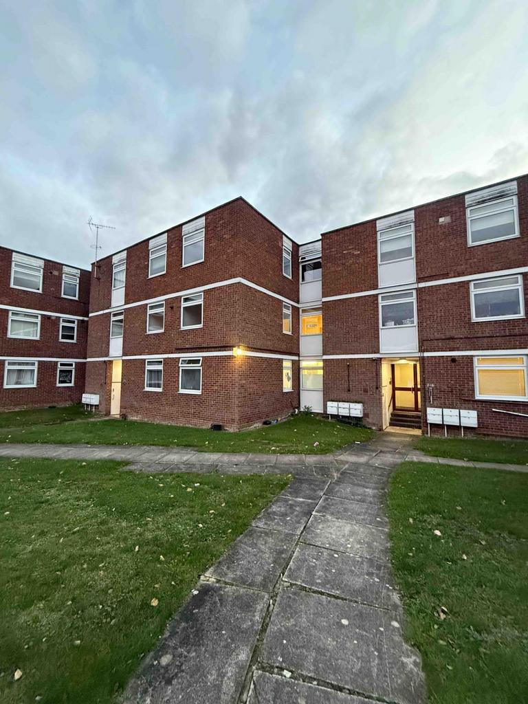 Spacious 3-Bedroom Flat to Let in Aylesbury