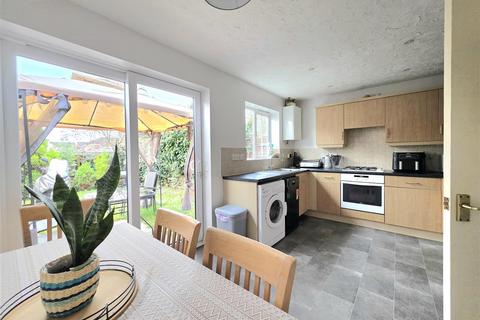 3 bedroom end of terrace house for sale, Juniper Crescent, Spalding