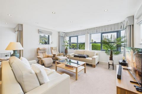 2 bedroom apartment for sale, Fabulous - 1350 sq/ft - 2 bedroom 2 bath Apt with Sea views.