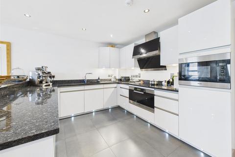 2 bedroom apartment for sale, Fabulous - 1350 sq/ft - 2 bedroom 2 bath Apt with Sea views.