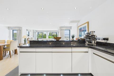 2 bedroom apartment for sale, Fabulous - 1350 sq/ft - 2 bedroom 2 bath Apt with Sea views.