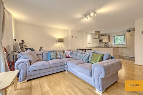 3 bedroom apartment for sale, Queen Mary Avenue, London E18