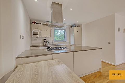 3 bedroom apartment for sale, Queen Mary Avenue, London E18