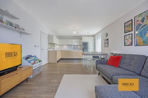 2 bedroom apartment for sale, Safflower Lane, Romford RM3