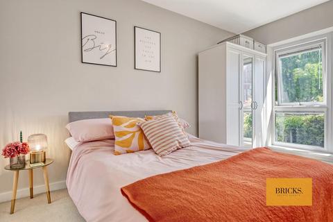 1 bedroom apartment for sale, Gubbins Lane, Romford RM3