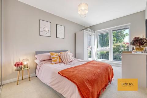 1 bedroom apartment for sale, Gubbins Lane, Romford RM3