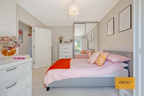 1 bedroom apartment for sale, Gubbins Lane, Romford RM3