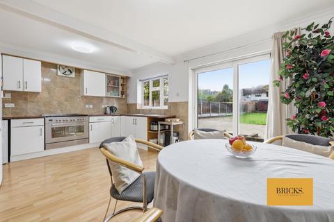 5 bedroom detached house for sale, Avenue Road, Romford RM3