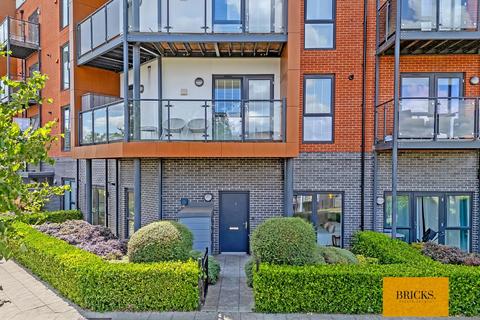 2 bedroom apartment for sale, Gubbins Lane, Romford RM3
